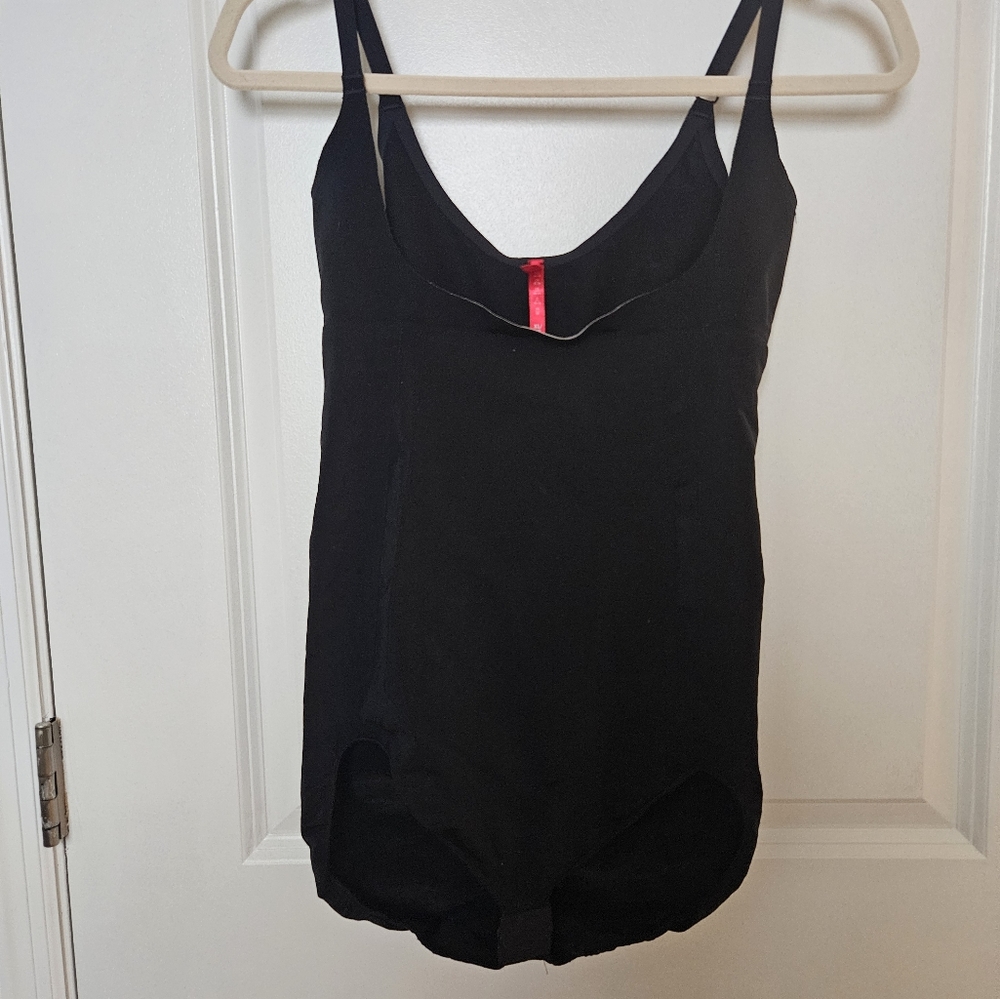 Spanx black bodysuit with paneling size XL